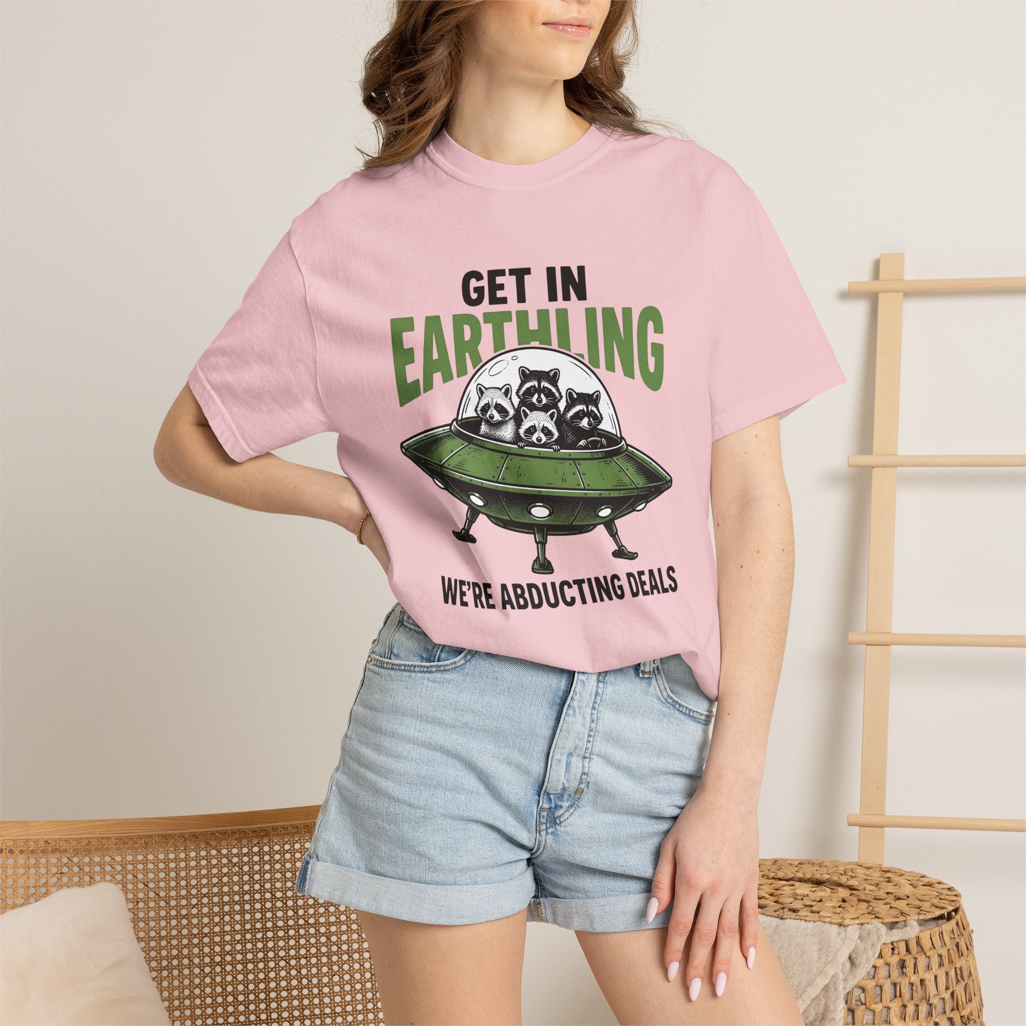 Raccoon Spaceship Shirt Funny Wildlife Gift Women Comic Tee Spacecraft T-Shirt Humor Fan Cartoon Tshirt Animal Graphic Vintage Flying Saucer
