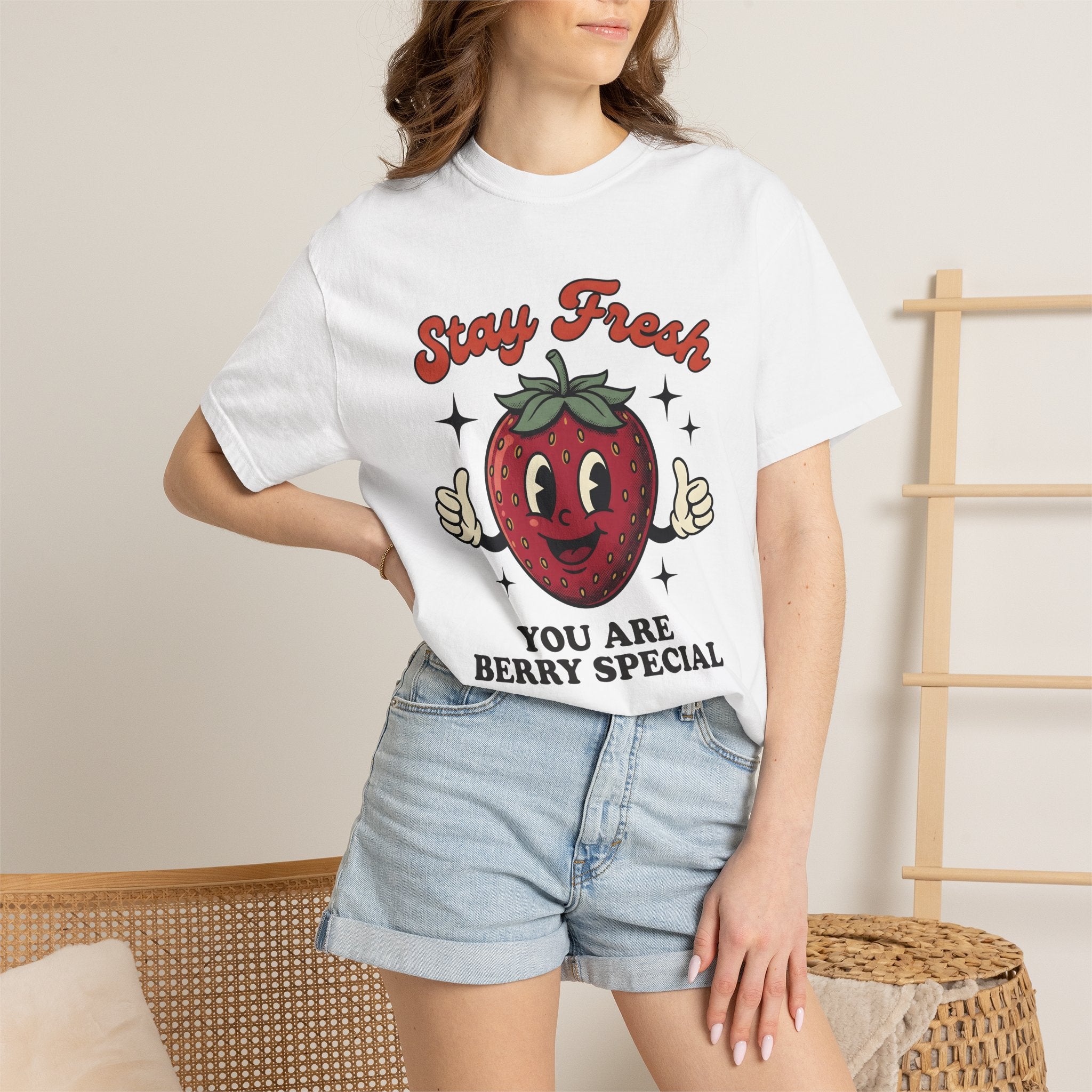 Strawberry Character Shirt Funny Fruit Gift Women Vintage Tee Berry T-Shirt Humor Fan Retro Illustration Tshirt Retro Stars Tshirt