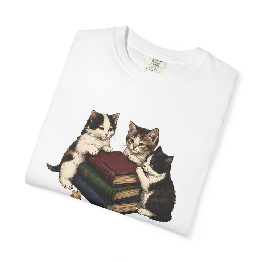 Kitten Stack Shirt Cat Bookworm Gift Women Hand Drawn Tee Kitten Pile T-Shirt Cat Fan Illustrated Design Book Graphic Vintage Books Tshirt