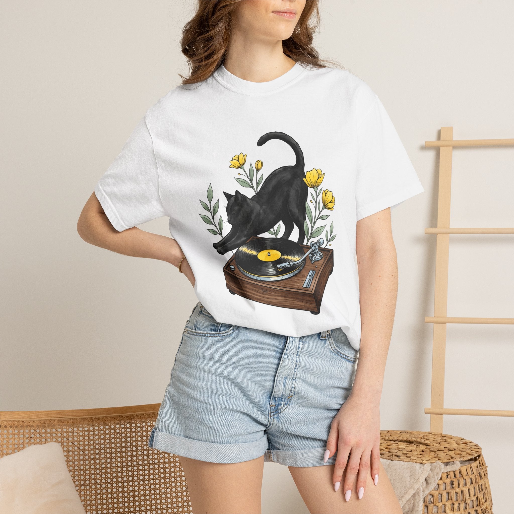 Black Cat Shirt Cat Music Gift Women Hand Drawn Tee Kitty T-Shirt Feline Fan Illustrated Graphic Musician Design Vintage Record Player