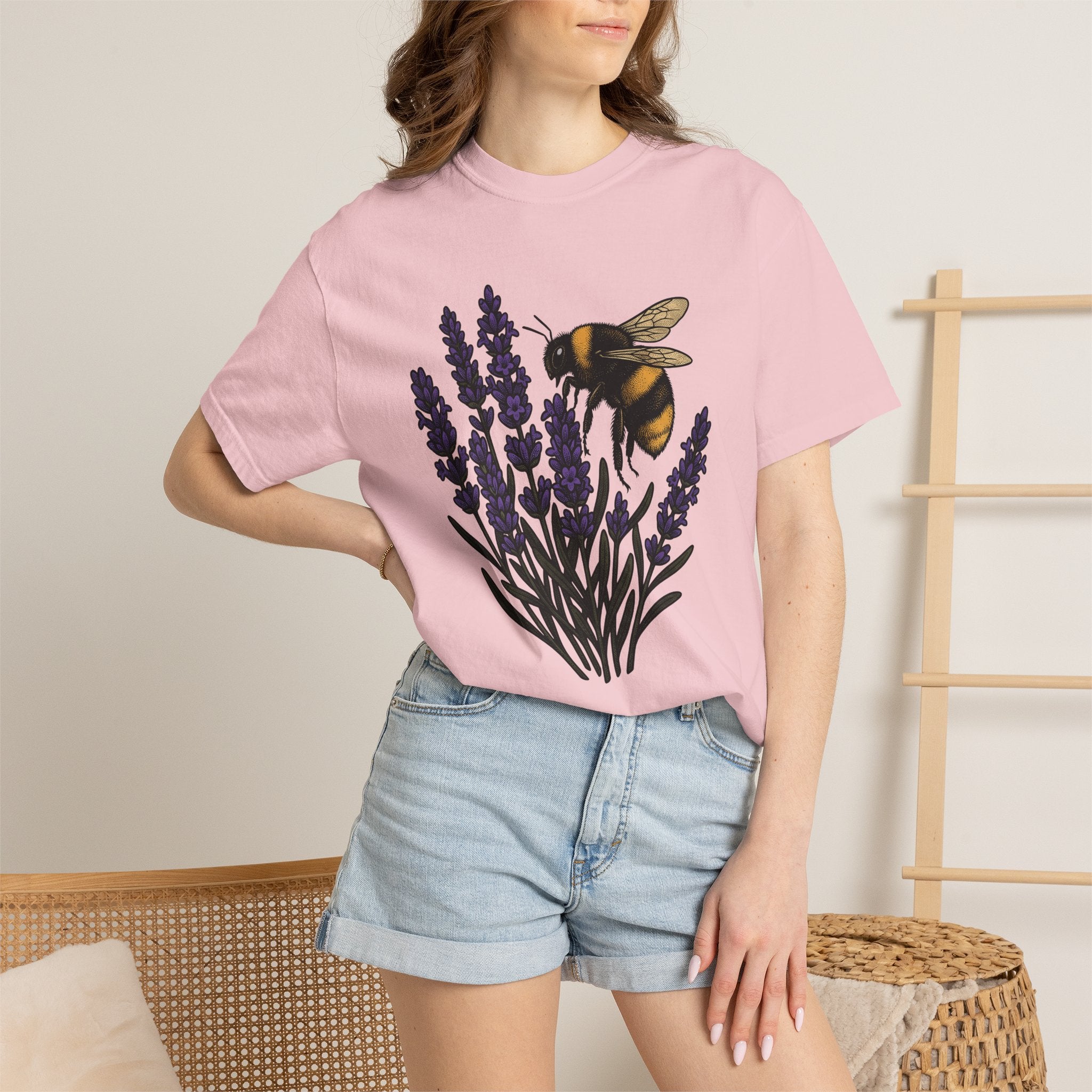 Honeybee Lavender Shirt Mom Outdoors Gift Women Floral Tee Bee T-Shirt Mother Fan Botanical Tshirt Nature Graphic Retro Meadow Flower Tshirt