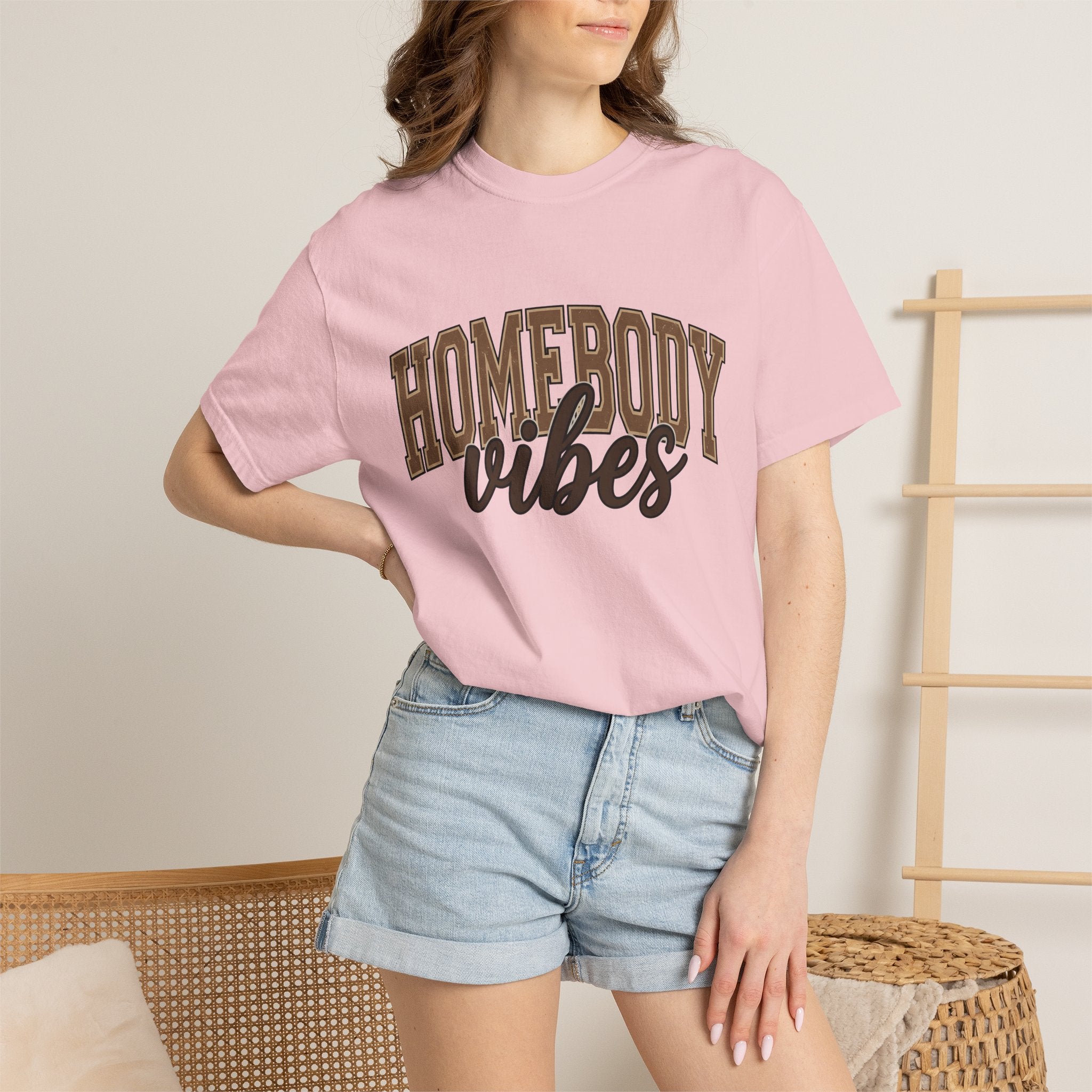 Bold Text Graphic Shirt Moms Home Gift Women Retro Tee Typography T-Shirt Motherhood Fan Distressed Tshirt Domestic Graphic Vintage Cozy