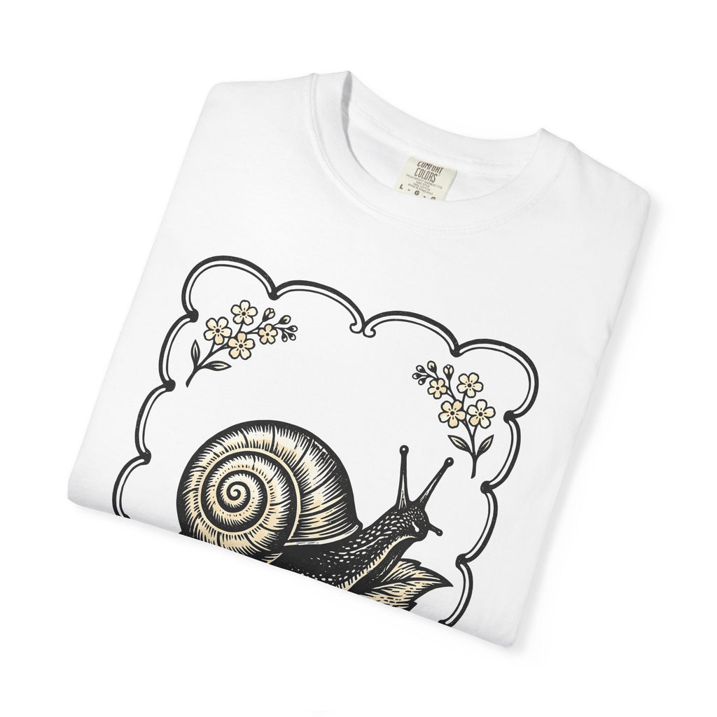 Snail Leaf Shirt Animals Botanical Gift Women Vintage Tee Slug T-Shirt Wildlife Fan Retro Tshirt Floral Graphic Hand Drawn Blossom Tshirt