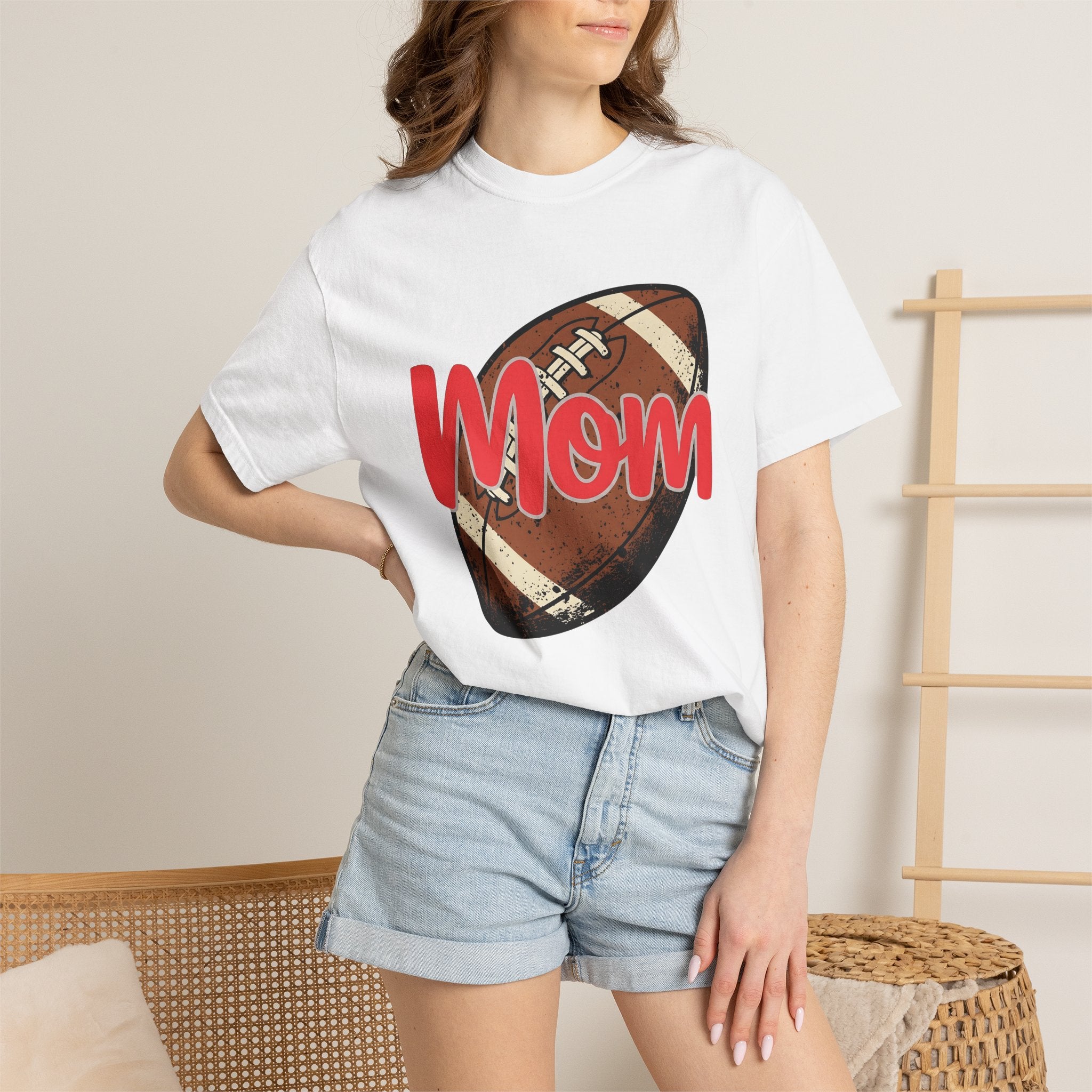 Football Graphic Shirt Moms Football Gift Women Distressed Tee Soccer T-Shirt Mom Fan Vintage Tshirt Gridiron Graphic Retro Sports Ball