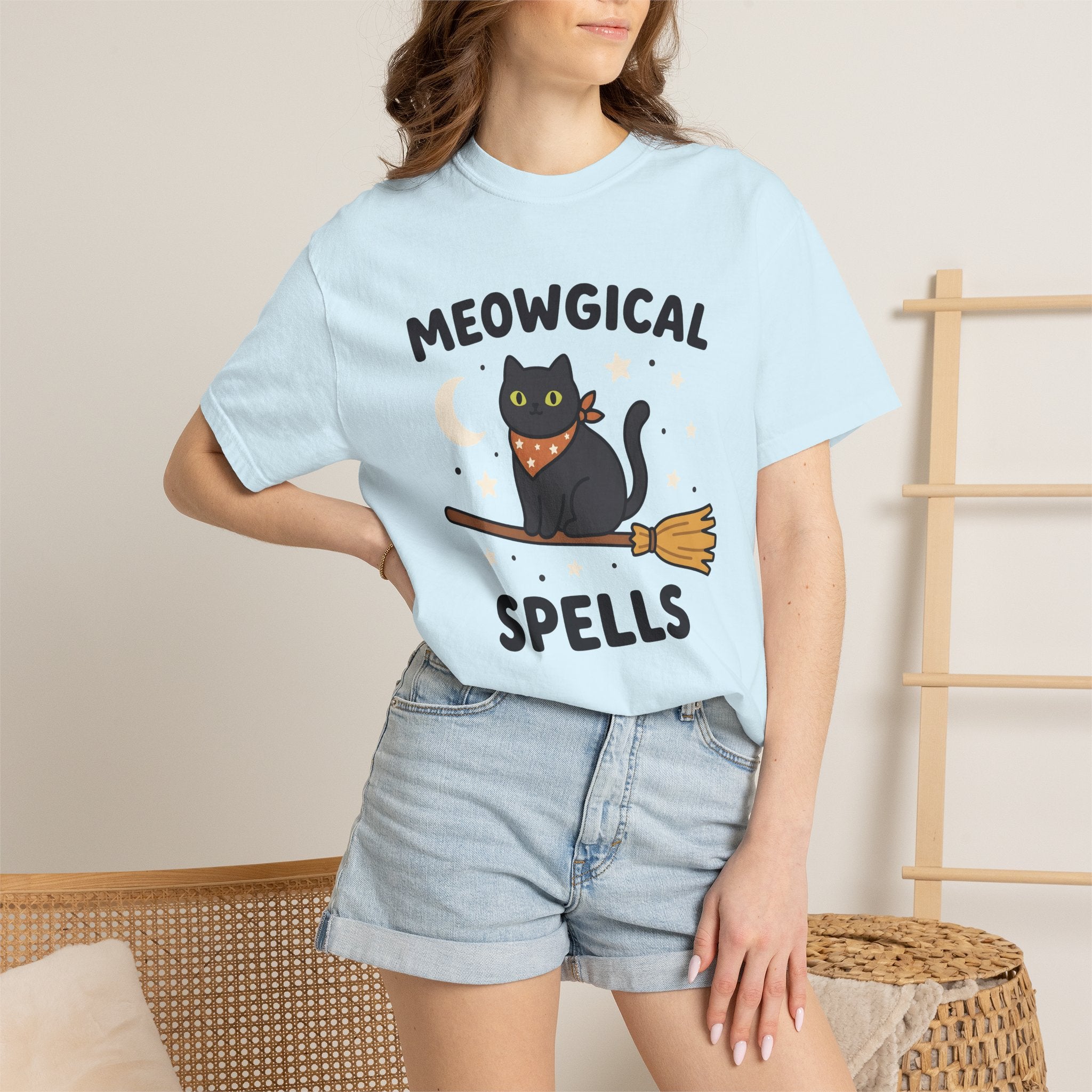 Black Cat Broom Shirt Halloween Cat Gift Women Cute Tee Witch Broomstick T-Shirt Halloween Fan Kitty Graphic Cat Lady Illustration Cartoon