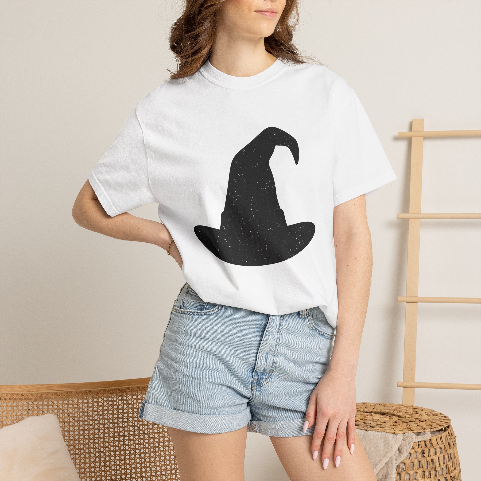 Witch Hat Shirt Halloween Magician Gift Women Retro Tee Pointy Hat T-Shirt Horror Fan Vintage Tshirt Illusionist Graphic Clean Aged Texture