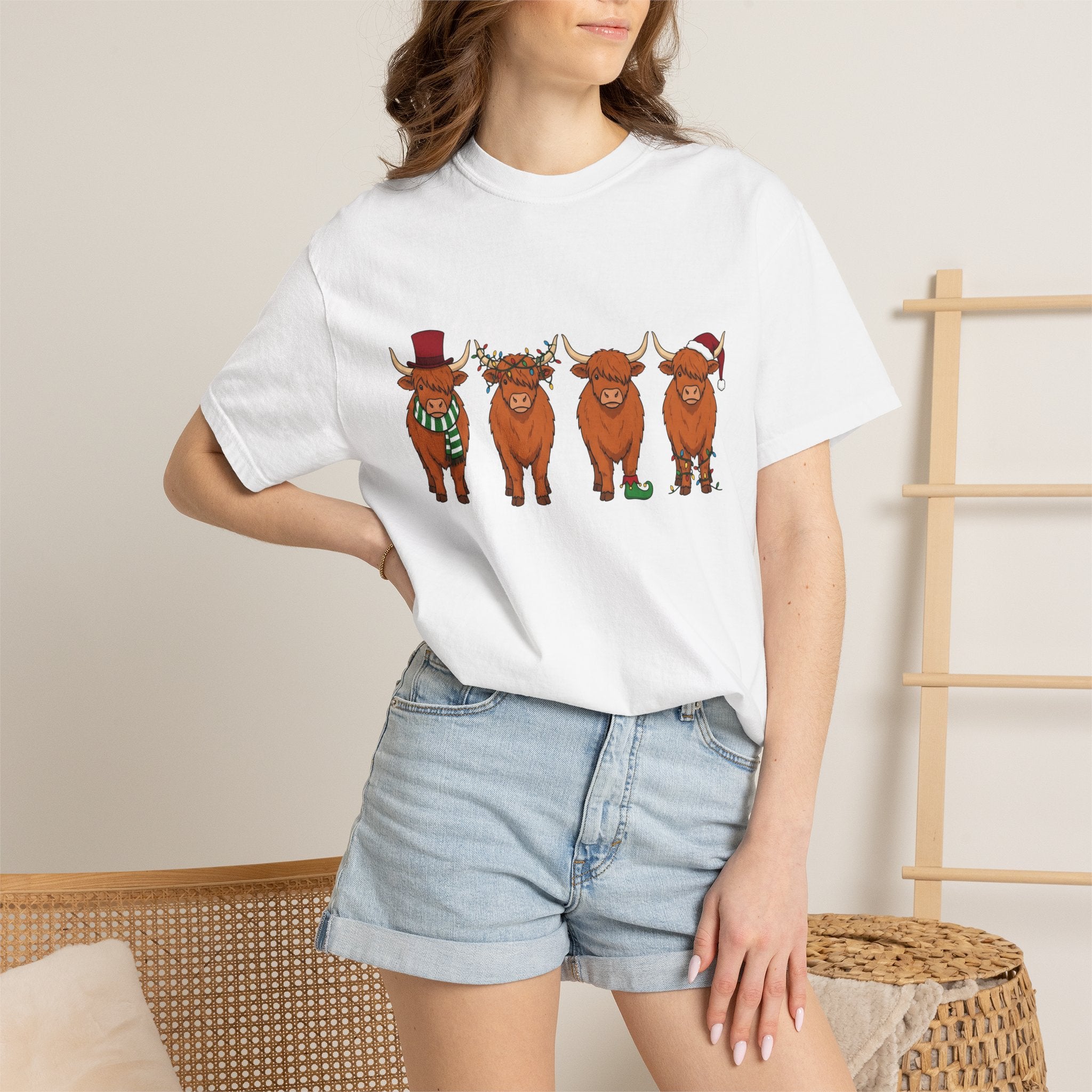 Scottish Cow Shirt Christmas Wildlife Gift Women Comic Tee Highland Cow T-Shirt Christmas Fan Cartoon Tshirt Wildlife Graphic Chibi Holiday