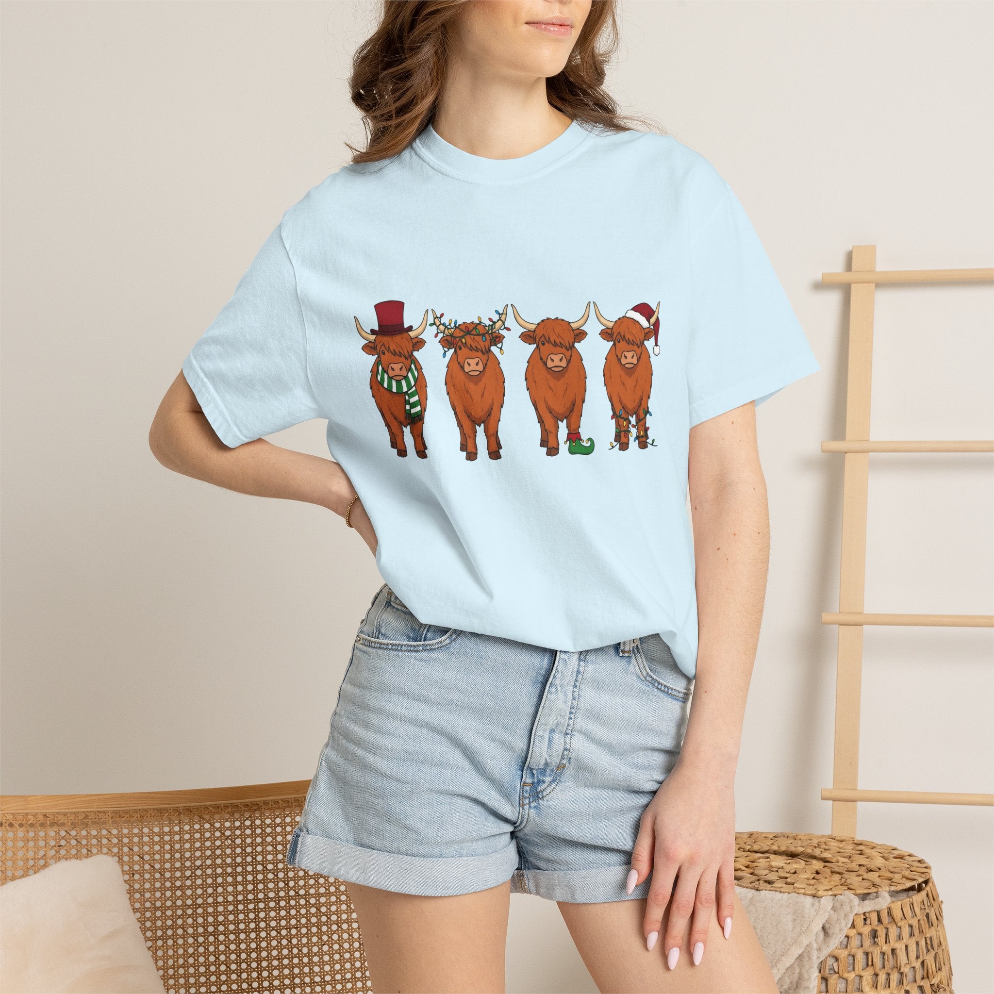 Scottish Cow Shirt Christmas Wildlife Gift Women Comic Tee Highland Cow T-Shirt Christmas Fan Cartoon Tshirt Wildlife Graphic Chibi Holiday