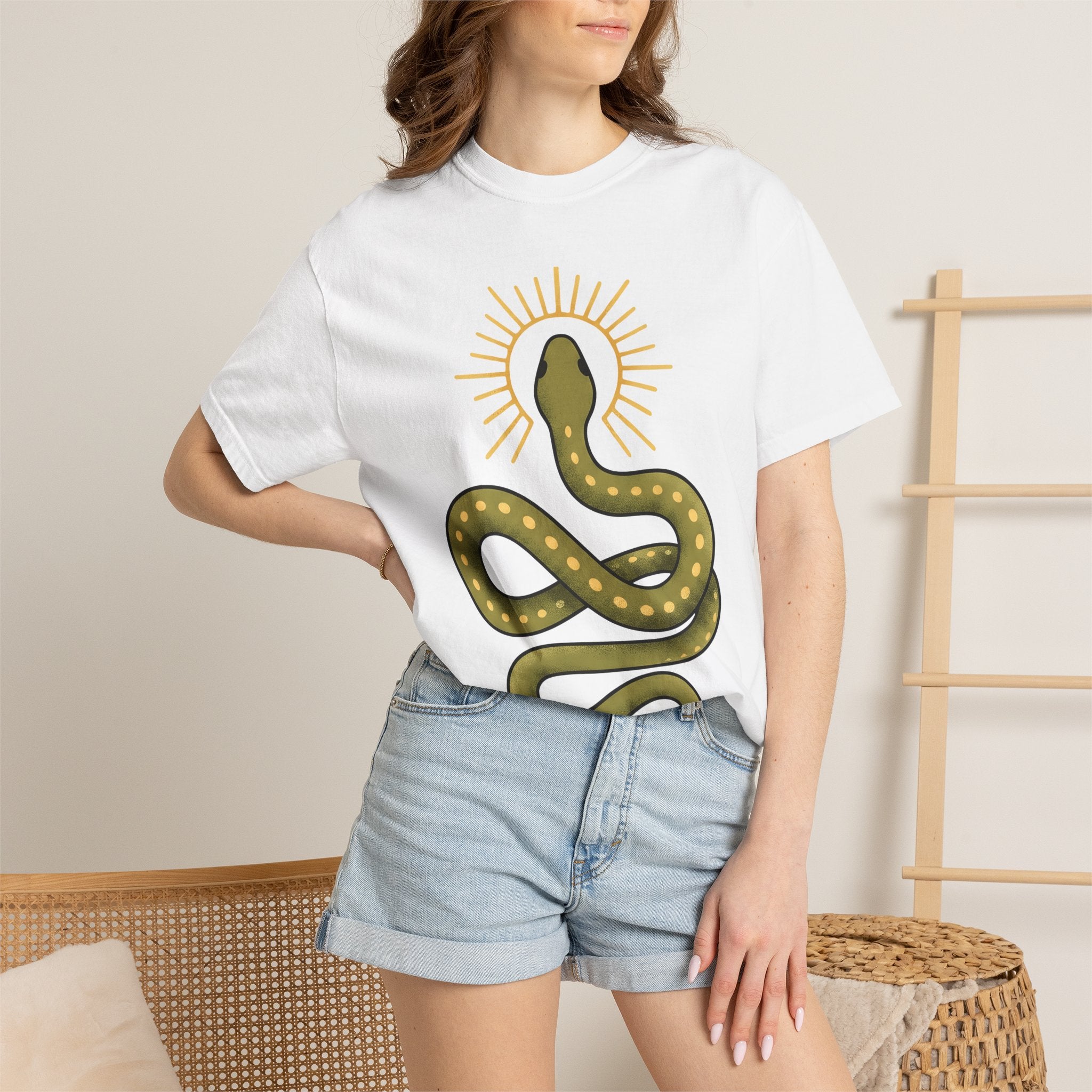 Snake Design Shirt Animal Magical Gift Women Hippie Tee Serpent T-Shirt Animal Fan Boho Tshirt Mystical Graphic Simple Rays Tshirt