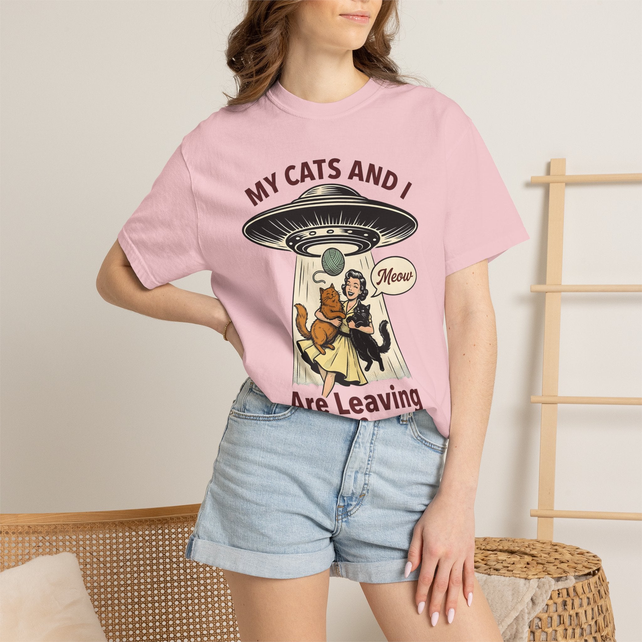 Woman Feline Spaceship Shirt Cat Universe Gift Women Line Art Tee Kitty Astronaut T-Shirt Feline Fan Illustrated Graphic Tshirt Minimalist