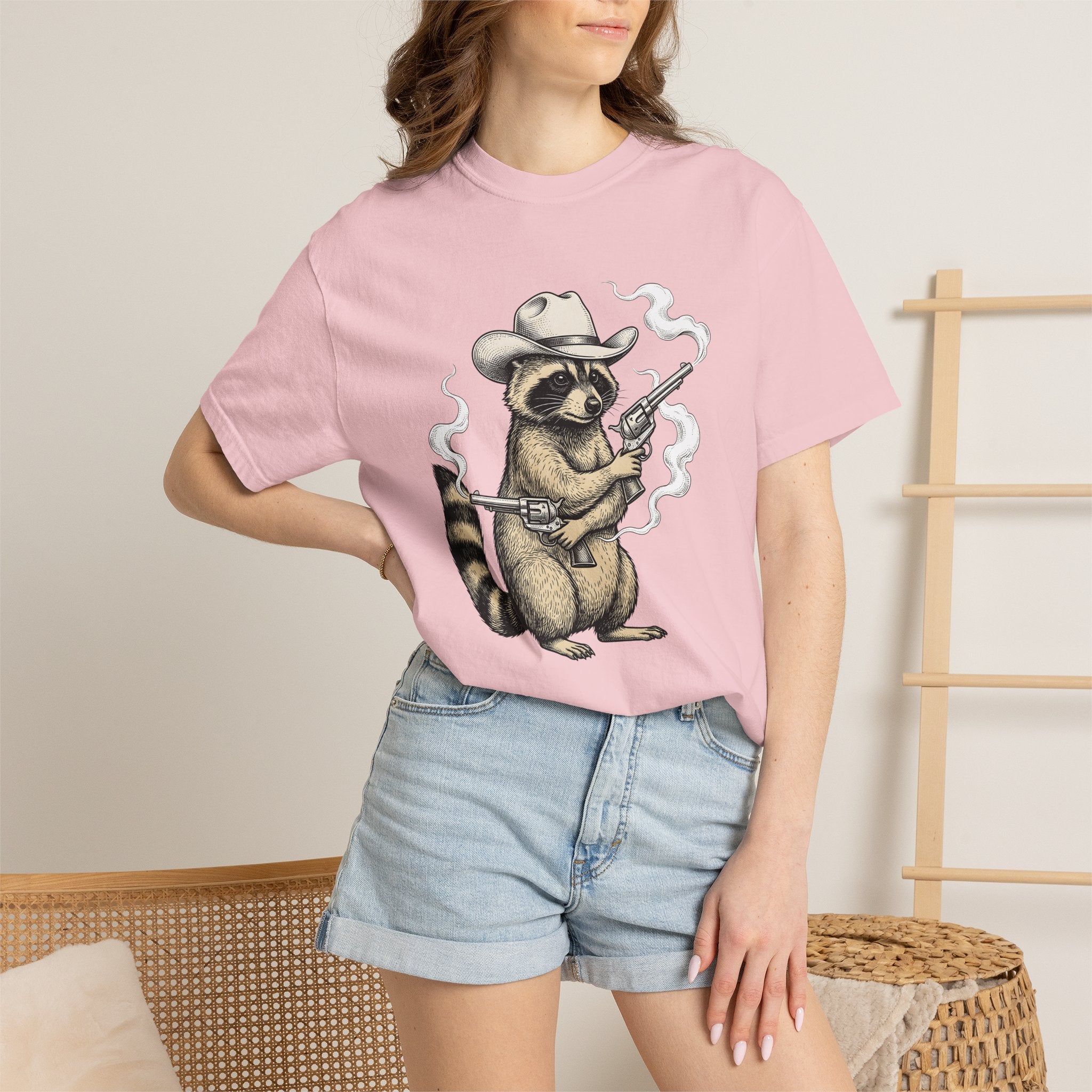 Raccoon Western Hat Shirt Cowgirl Wildlife Gift Women Retro Tee Trash Panda T-Shirt Cowgirl Fan Vintage Tshirt Animal Graphic Sketch Pistol