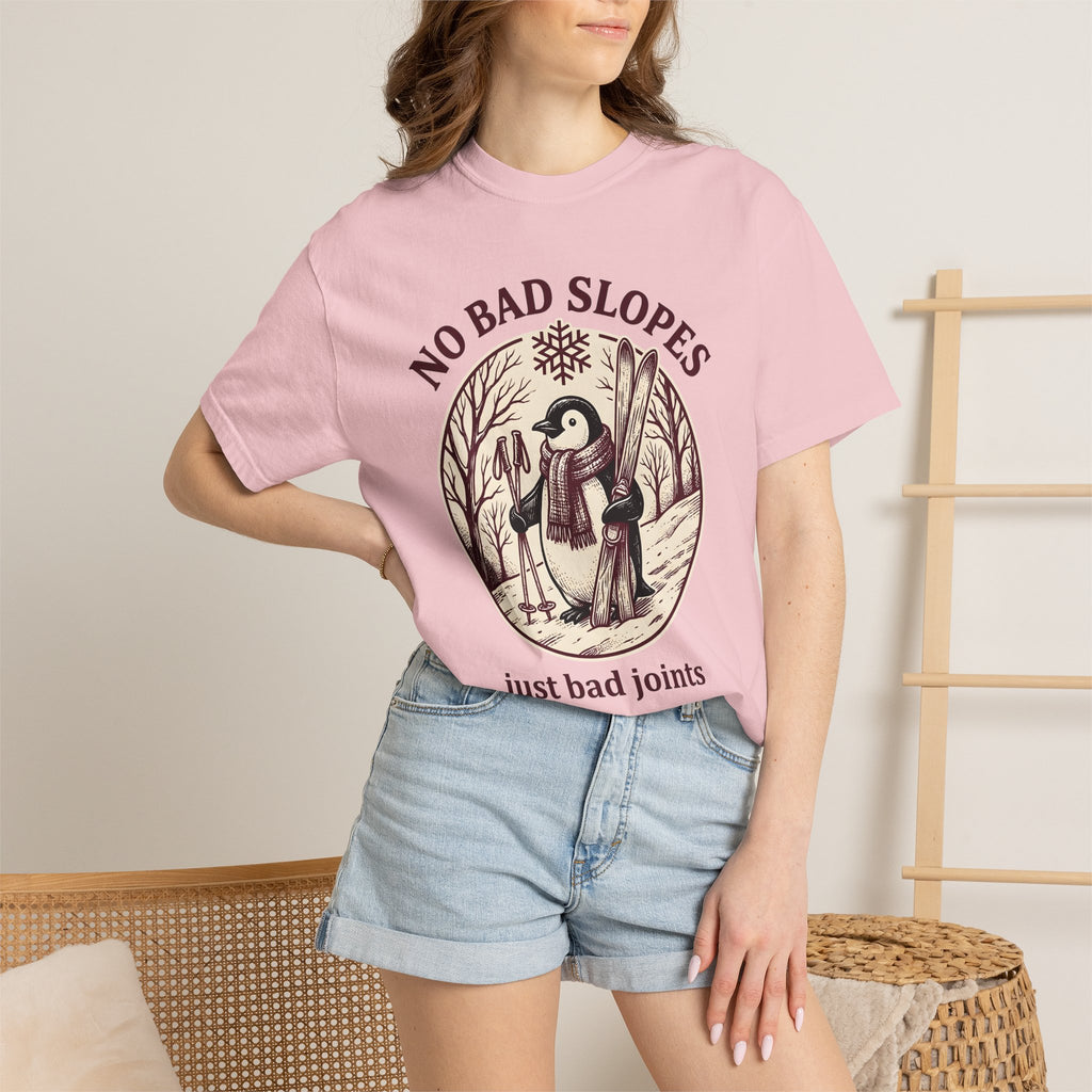 Penguin Skiing Shirt Sports Winter Gift Women Vintage Tee Penguin T-Shirt Athlete Fan Retro Tshirt Snowy Graphic Hand Drawn Snowflake Tshirt