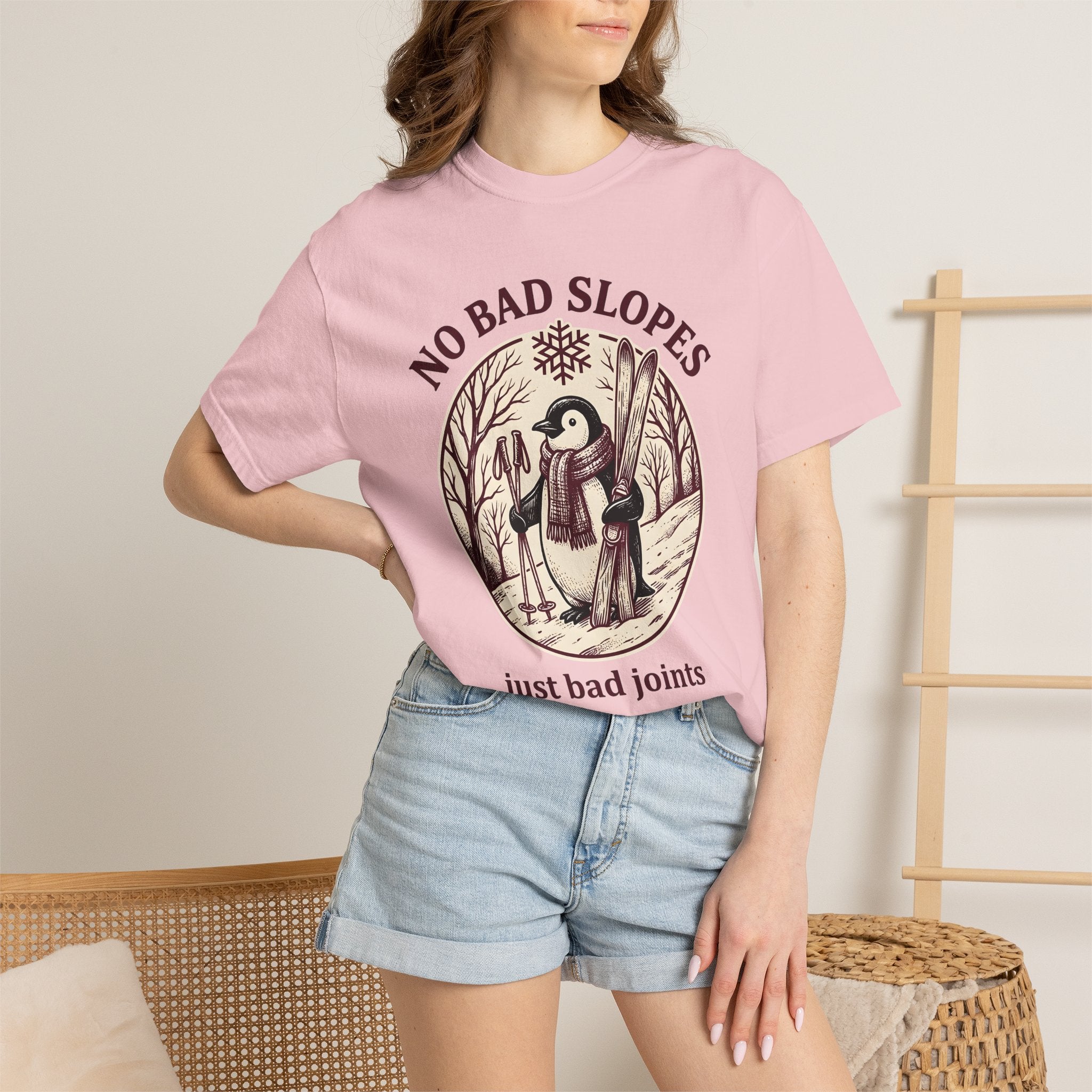 Penguin Skiing Shirt Sports Winter Gift Women Vintage Tee Penguin T-Shirt Athlete Fan Retro Tshirt Snowy Graphic Hand Drawn Snowflake Tshirt