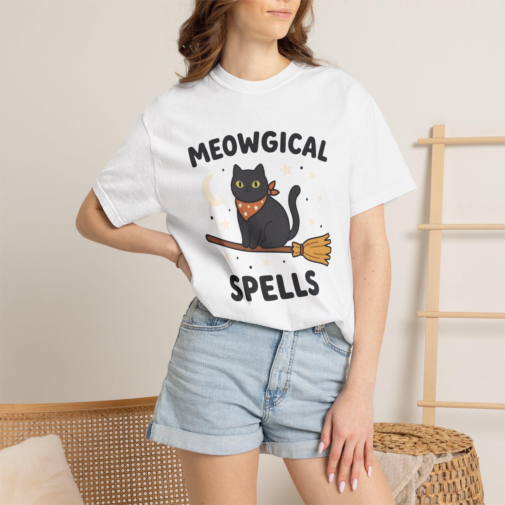 Black Cat Broom Shirt Halloween Cat Gift Women Cute Tee Witch Broomstick T-Shirt Halloween Fan Kitty Graphic Cat Lady Illustration Cartoon