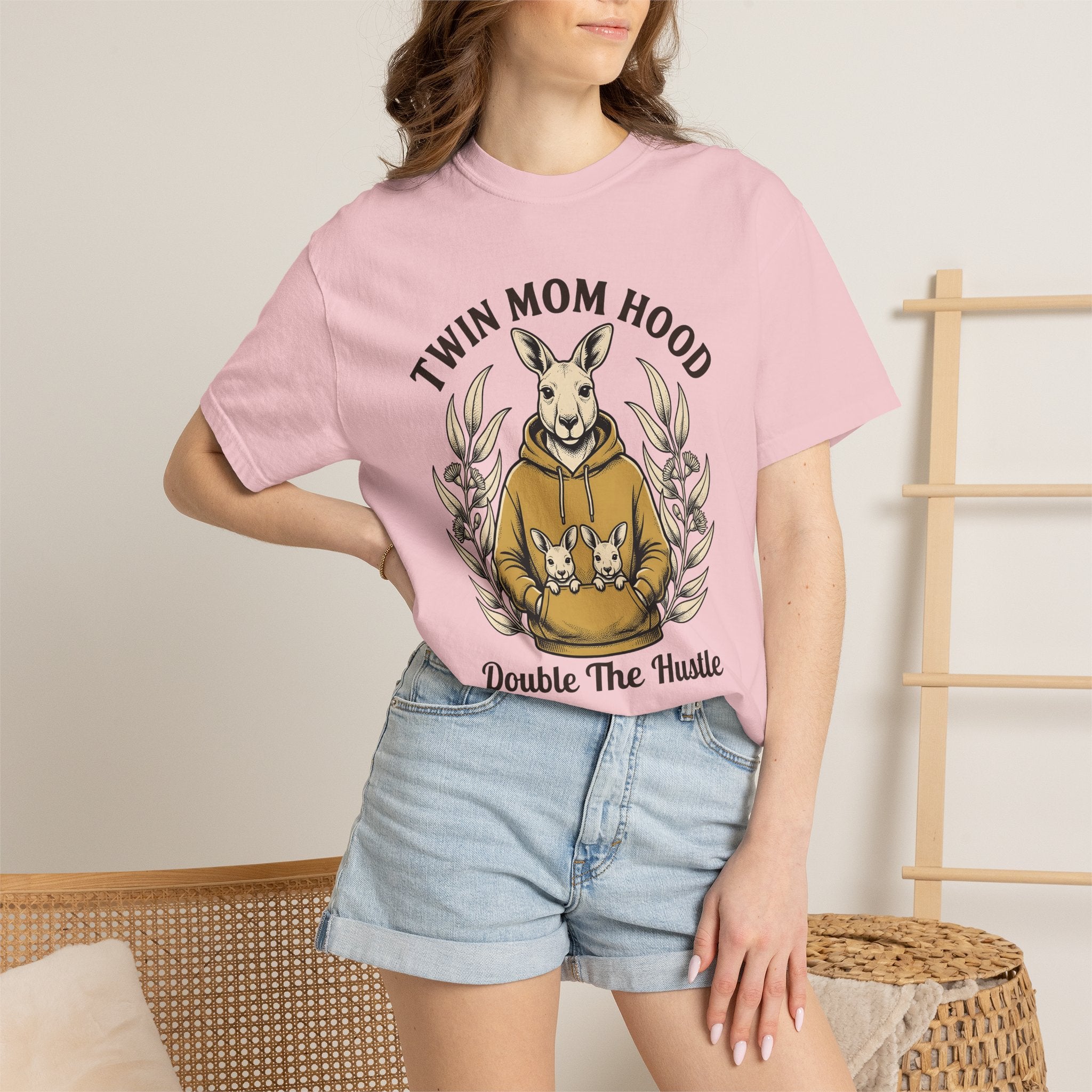 Kangaroo Hoodie Shirt Mom Animal Gift Women Vintage Tee Kangaroo T-Shirt Mother Fan Retro Tshirt Wildlife Graphic Hand Drawn Floral Tshirt