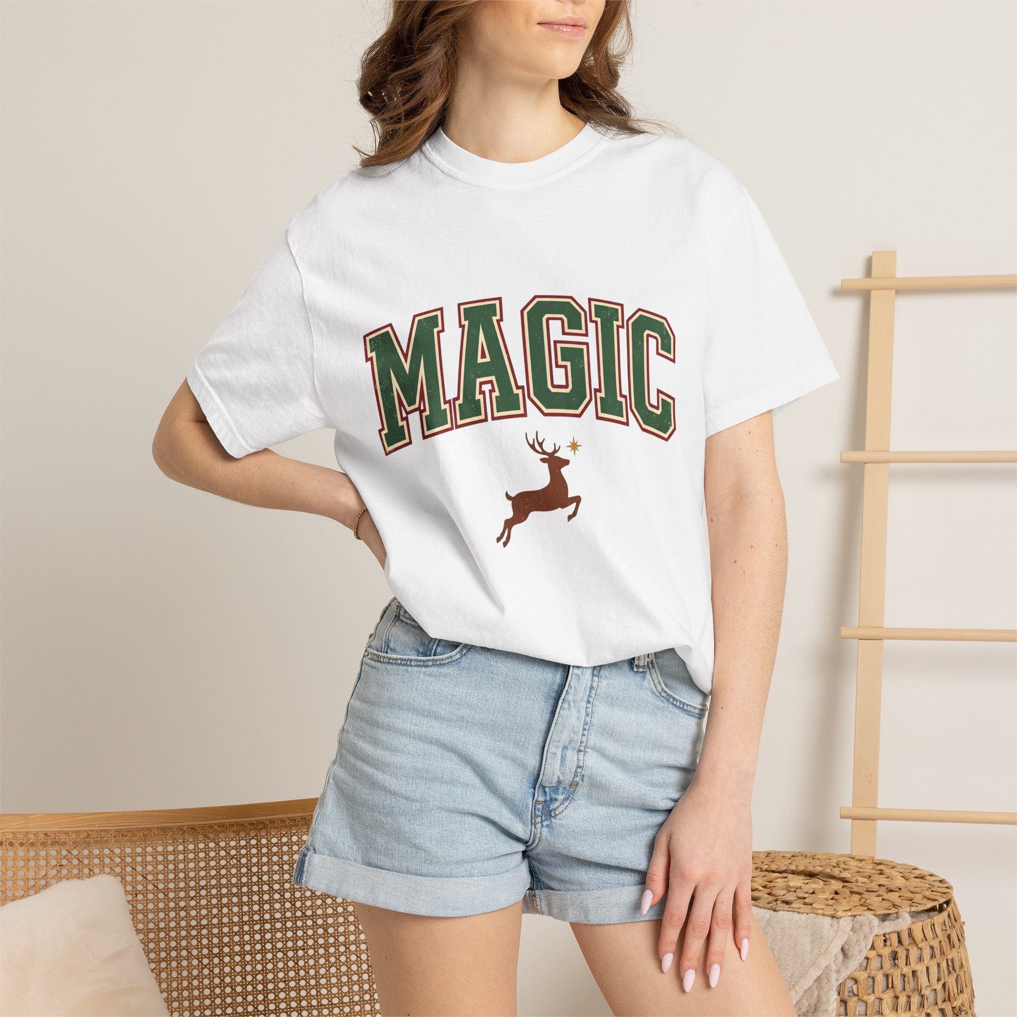 Reindeer Shirt Christmas Holiday Gift Women Vintage Tee Caribou T-Shirt Xmas Fan Distressed Tshirt Seasonal Graphic Retro Star Tshirt