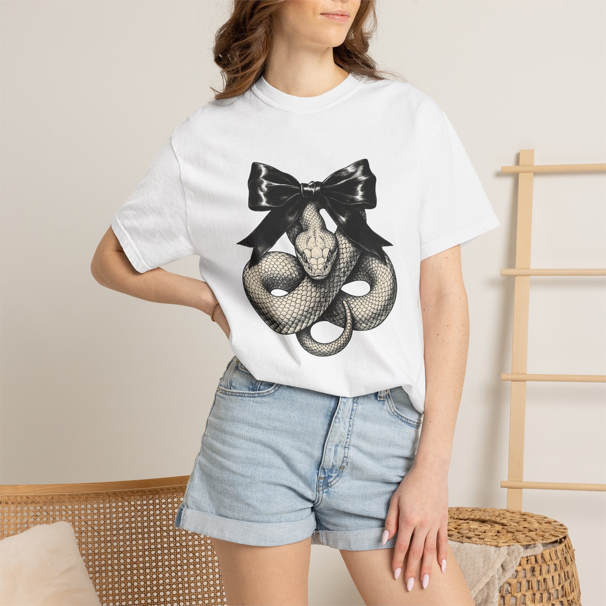 Serpent Bow Shirt Boho Chic Occult Gift Women Dark Tee Snake T-Shirt Bohemian Enthusiast Gothic Tshirt Mystic Graphic Retro Bow Tshirt