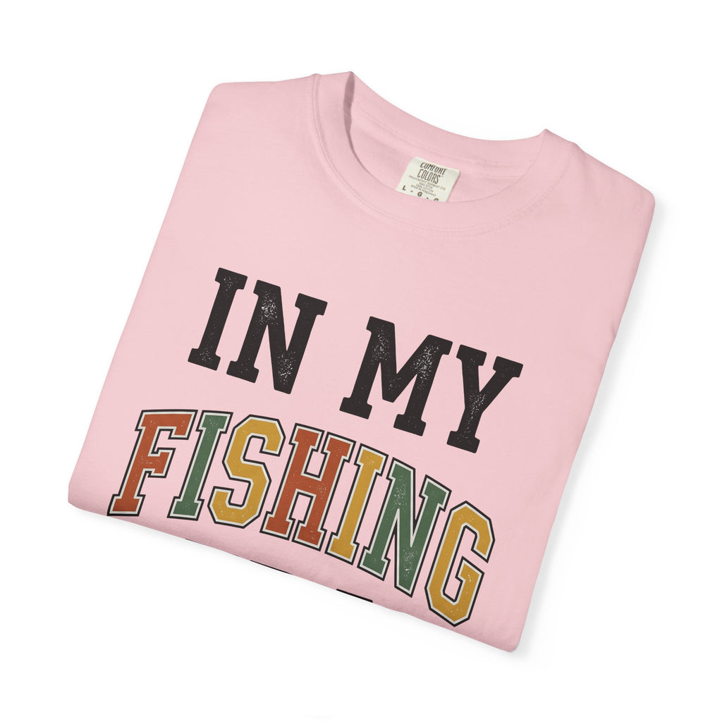 Varsity Patch Text Shirt Fishing Adventure Gift Women Classic Tee Emblem T-Shirt Angler Fan Vintage Tshirt Explorer Graphic Weathered Muted