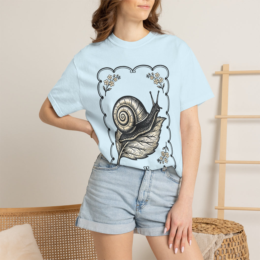 Snail Leaf Shirt Animals Botanical Gift Women Vintage Tee Slug T-Shirt Wildlife Fan Retro Tshirt Floral Graphic Hand Drawn Blossom Tshirt