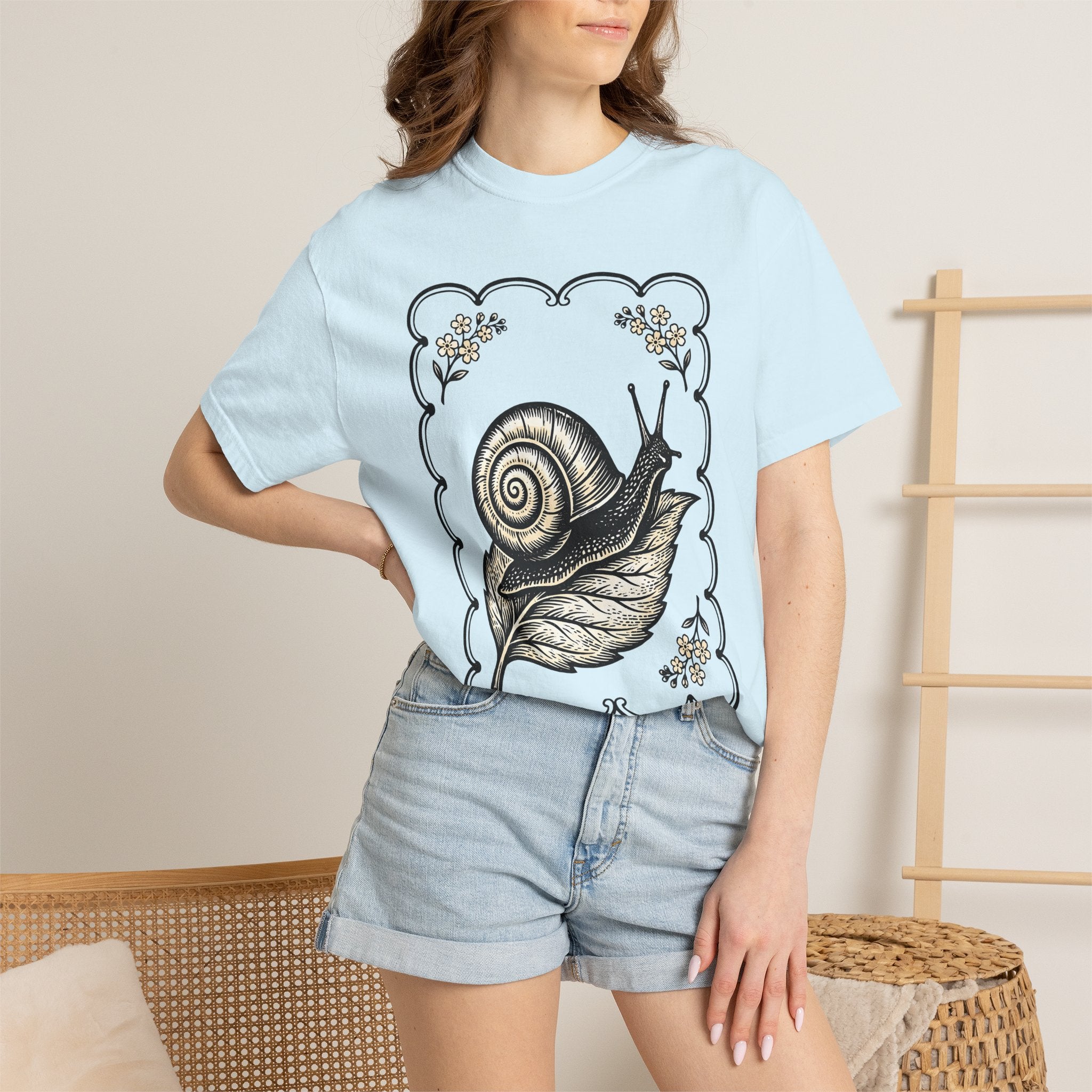 Snail Leaf Shirt Animals Botanical Gift Women Vintage Tee Slug T-Shirt Wildlife Fan Retro Tshirt Floral Graphic Hand Drawn Blossom Tshirt