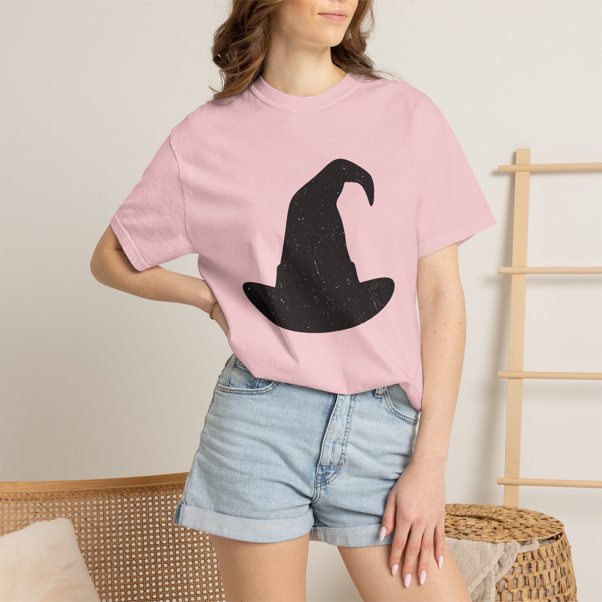 Witch Hat Shirt Halloween Magician Gift Women Retro Tee Pointy Hat T-Shirt Horror Fan Vintage Tshirt Illusionist Graphic Clean Aged Texture