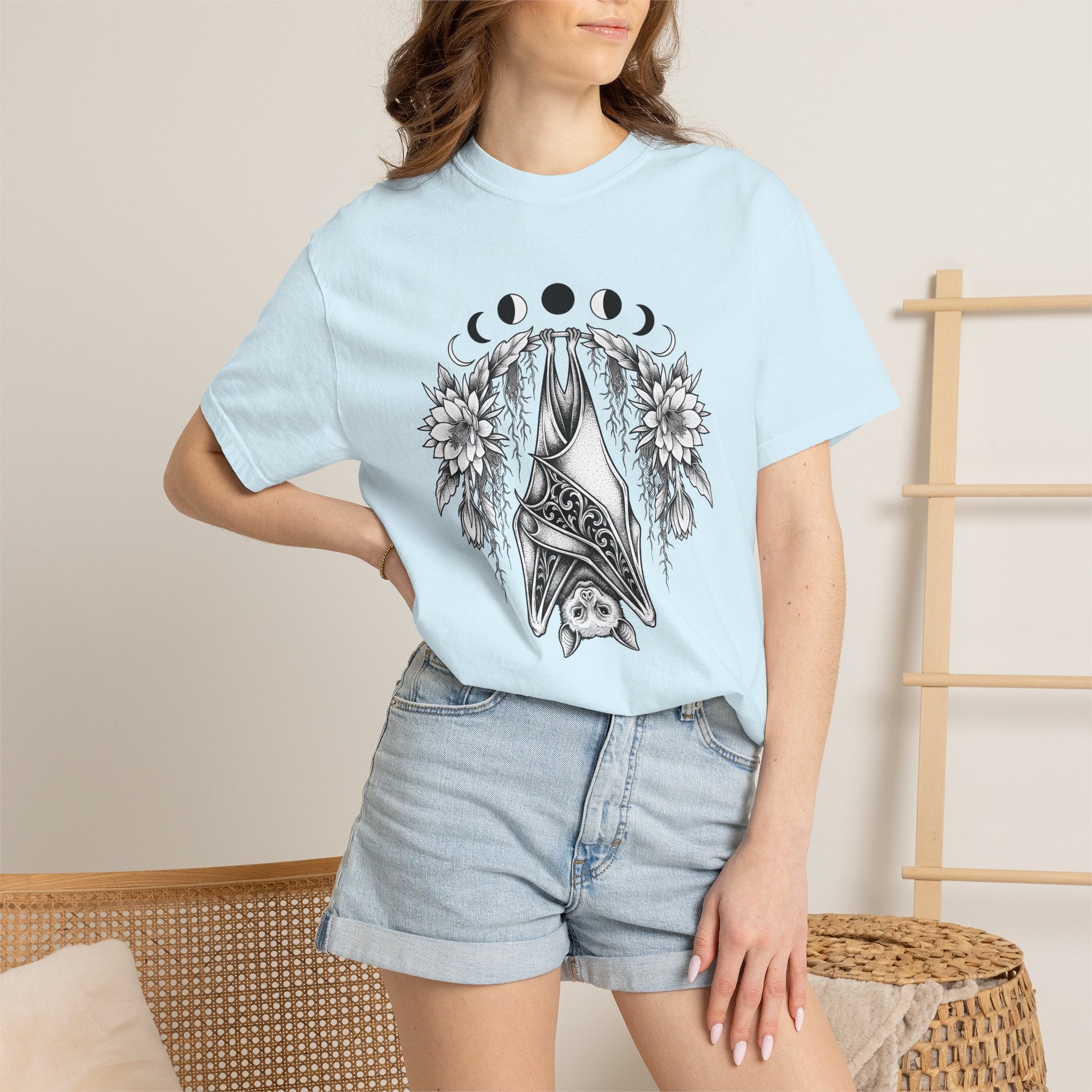 Bat Flower Shirt Halloween Magic Gift Women Dark Art Tee Black Bat T-Shirt Horror Fan Gothic Tshirt Mystical Graphic Retro Lunar Phases