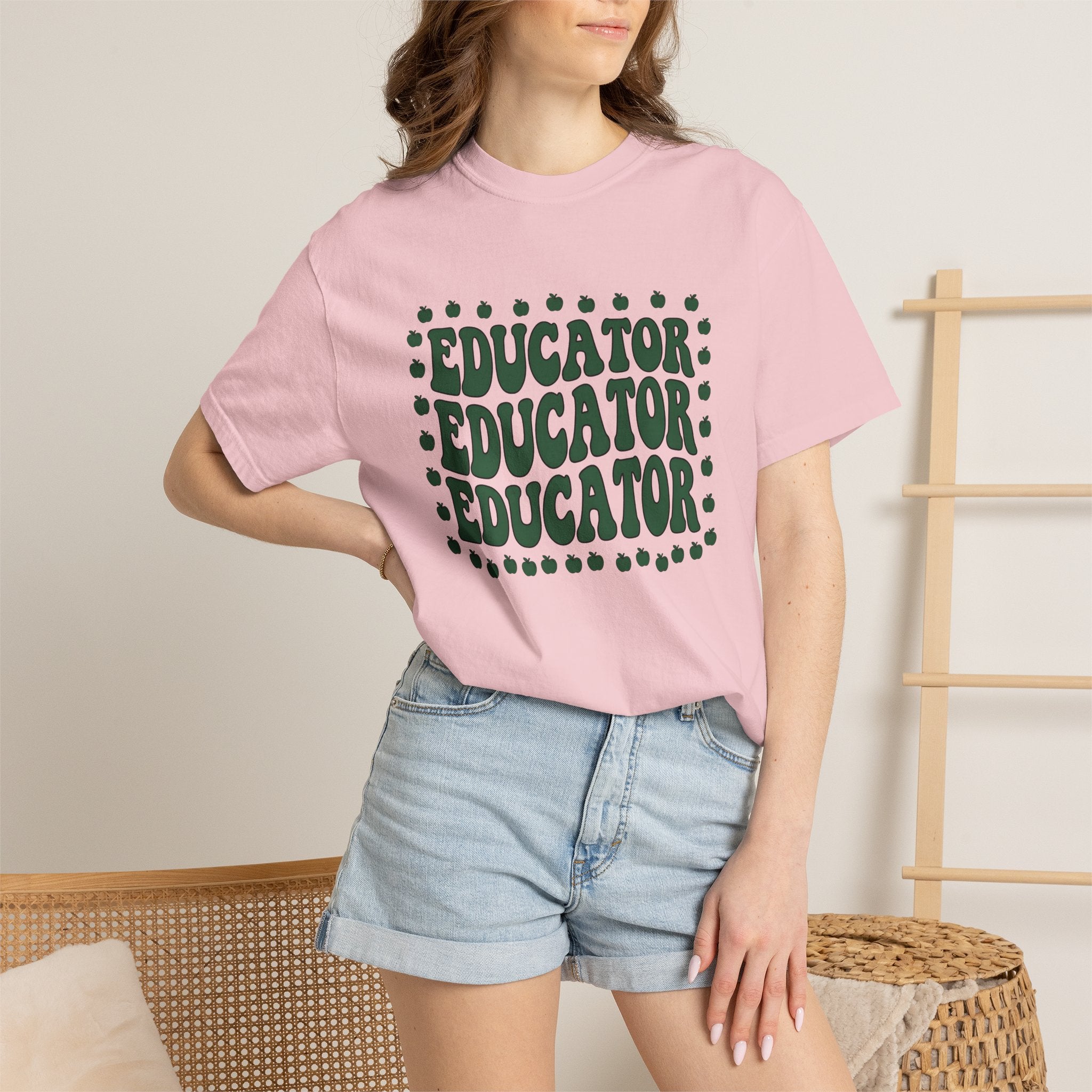 Apple Graphic Shirt Teachers School Gift Women Groovy Tee Apple T-Shirt Educator Enthusiast Psychedelic Tshirt Classroom Graphic Retro Fruit