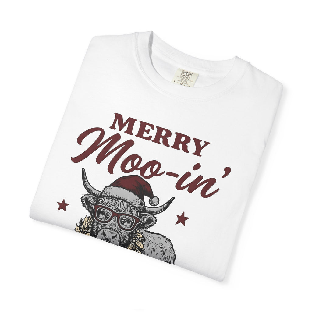 Highland Cow Shirt Christmas Farm Gift Women Hand Drawn Tee Cow T-Shirt Xmas Fan Illustrated Tshirt Ranch Graphic Vintage Santa Hat Tshirt