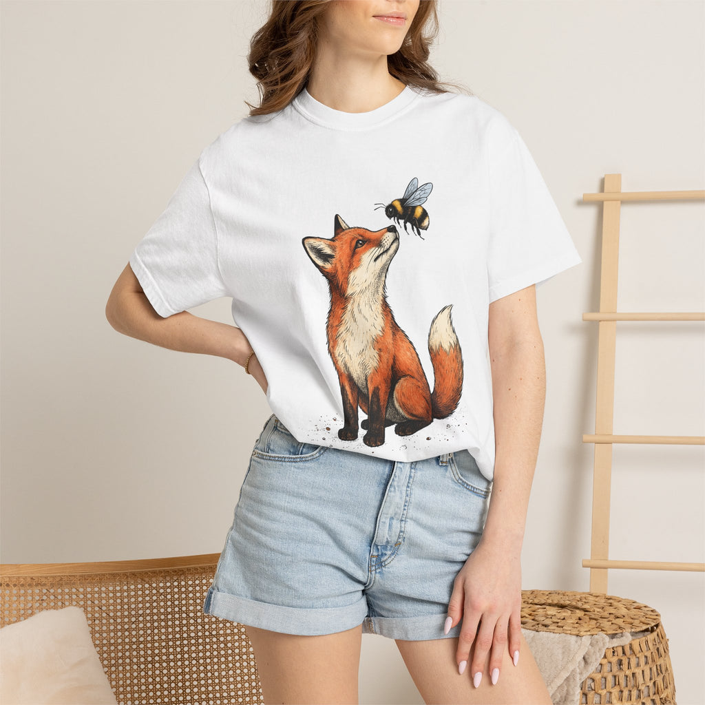 Fox Bee Shirt Animals Outdoors Gift Women Cartoon Tee Bee Fox T-Shirt Wildlife Fan Cartoonish Tshirt Nature Graphic Line Art Pollinator