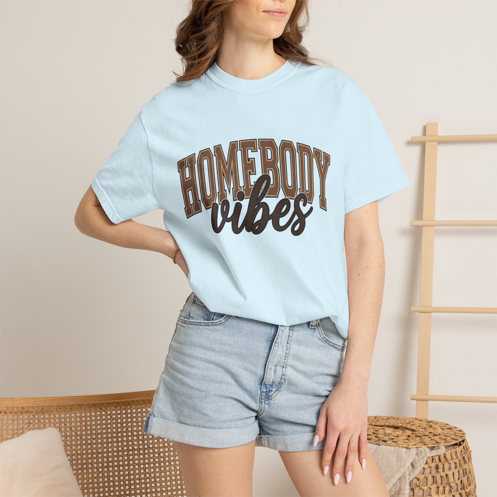 Bold Text Graphic Shirt Moms Home Gift Women Retro Tee Typography T-Shirt Motherhood Fan Distressed Tshirt Domestic Graphic Vintage Cozy