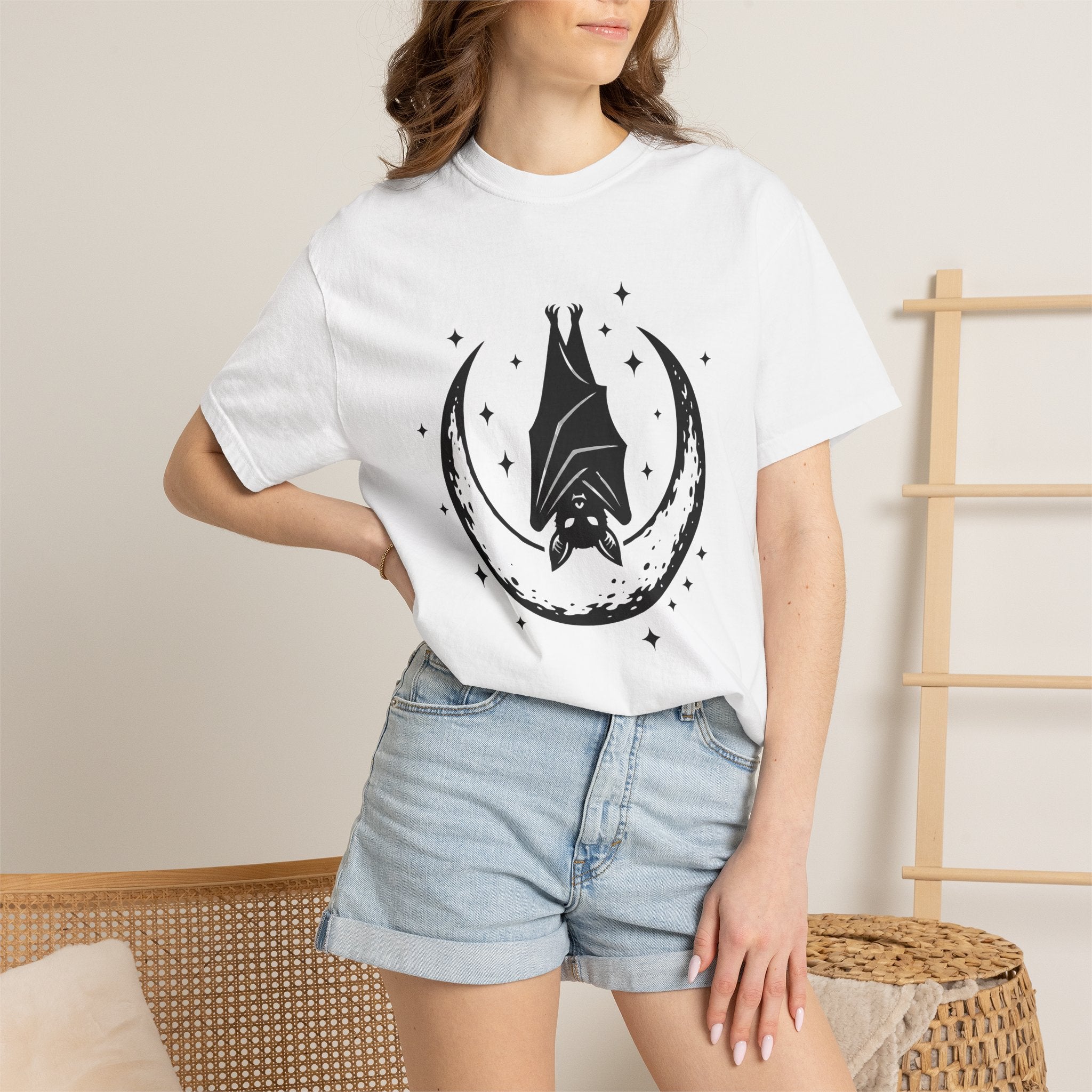 Bat Moon Shirt Boho Chic Space Gift Women Eerie Tee Lunar T-Shirt Bohemian Fan Spooky Tshirt Galaxy Graphic Sleek Stars Tshirt
