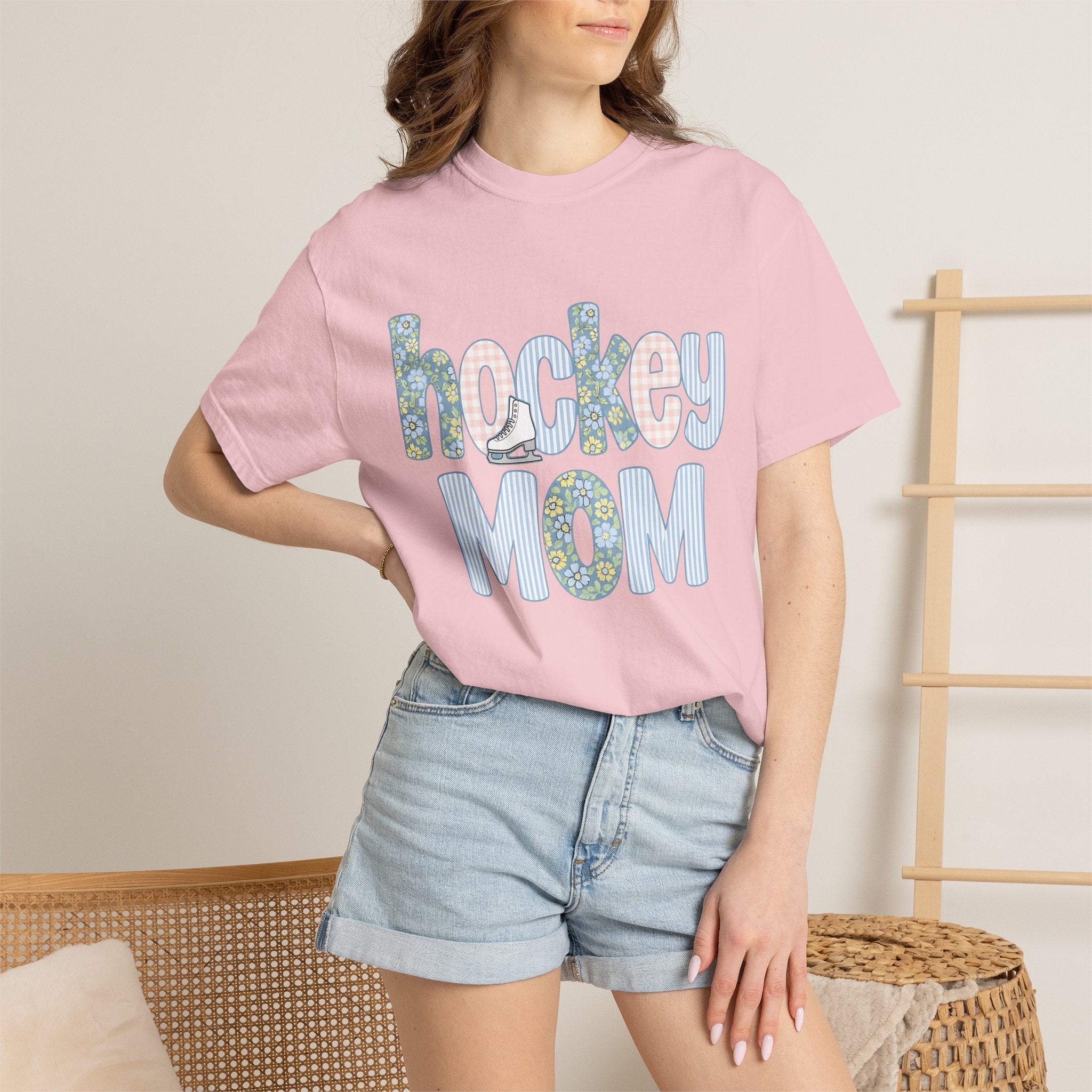 Ice Skate Graphic Shirt Hockey Mom Sports Gift Women Floral Tee Ice Skating T-Shirt Hockey Fan Floral Tshirt Athlete Graphic Retro Pastel