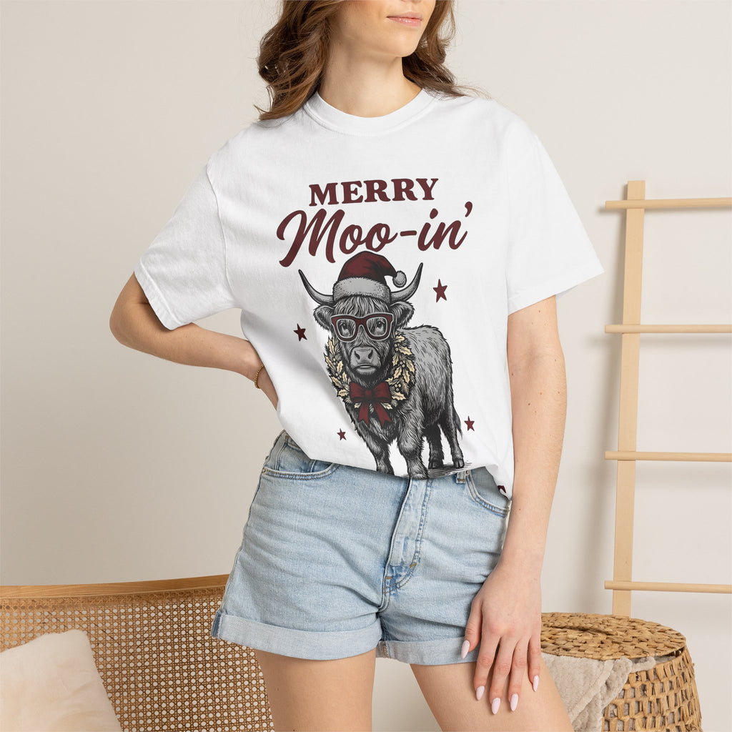 Highland Cow Shirt Christmas Farm Gift Women Hand Drawn Tee Cow T-Shirt Xmas Fan Illustrated Tshirt Ranch Graphic Vintage Santa Hat Tshirt