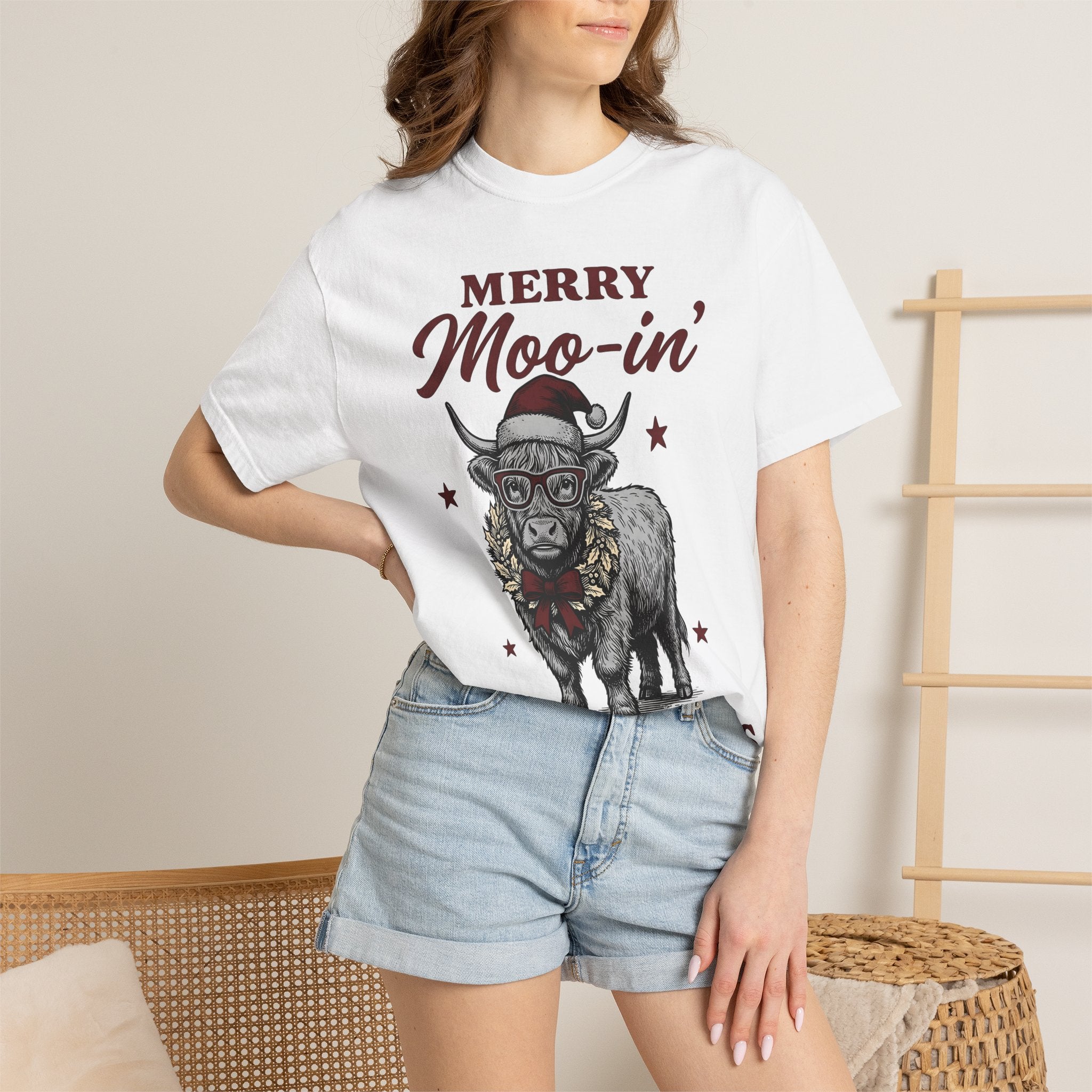 Highland Cow Shirt Christmas Farm Gift Women Hand Drawn Tee Cow T-Shirt Xmas Fan Illustrated Tshirt Ranch Graphic Vintage Santa Hat Tshirt