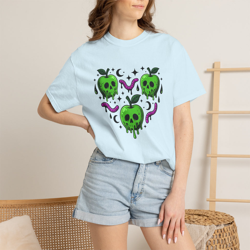 Toxic Apple Shirt Halloween Emo Gift Women Horror Tee Poisoned Apple T-Shirt Spooky Fan Macabre Tshirt Goth Graphic Line Art Grub Tshirt