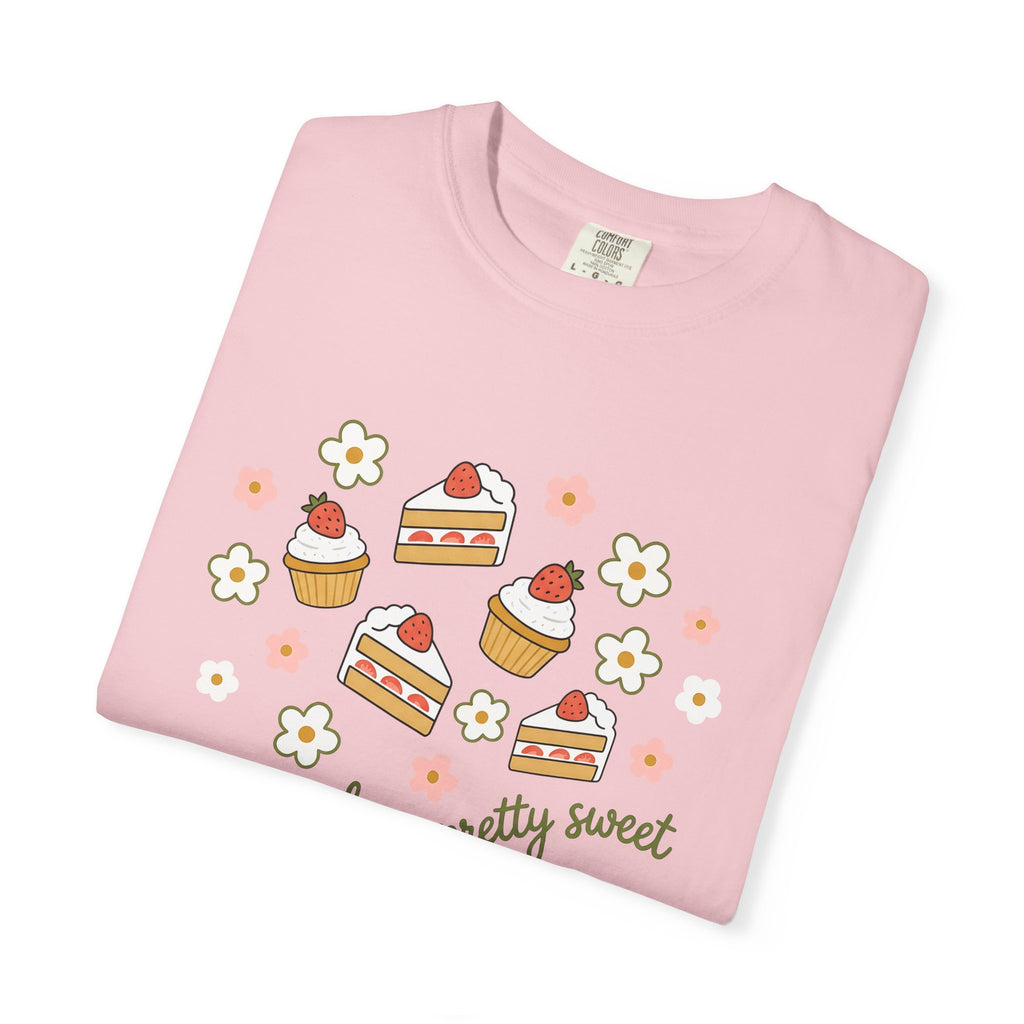 Strawberry Cake Shirt Desserts Pastry Gift Women Cute Tee Birthday Cake T-Shirt Sweets Fan Cute Tshirt Bakery Graphic Sketch Cupcake Tshirt