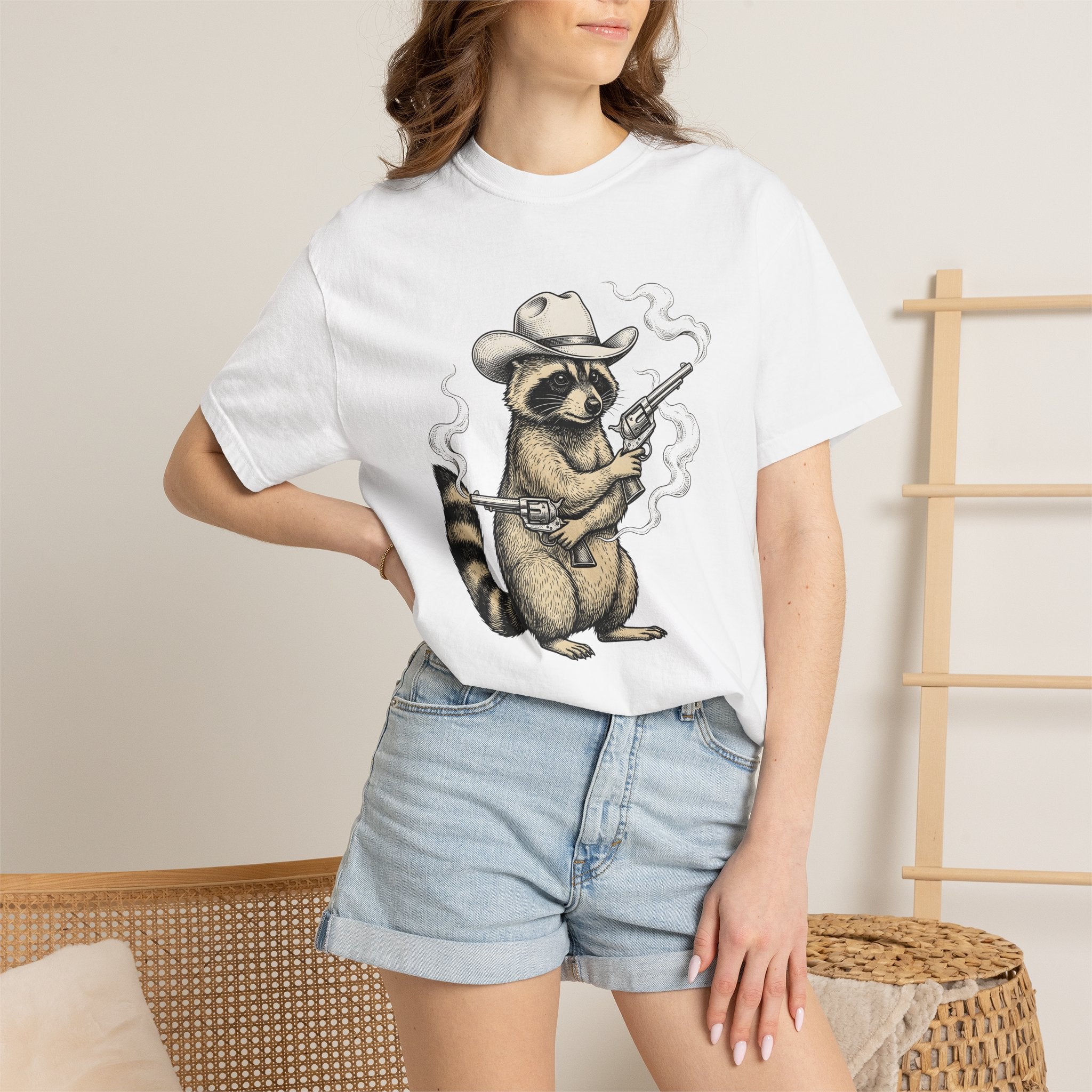Raccoon Western Hat Shirt Cowgirl Wildlife Gift Women Retro Tee Trash Panda T-Shirt Cowgirl Fan Vintage Tshirt Animal Graphic Sketch Pistol