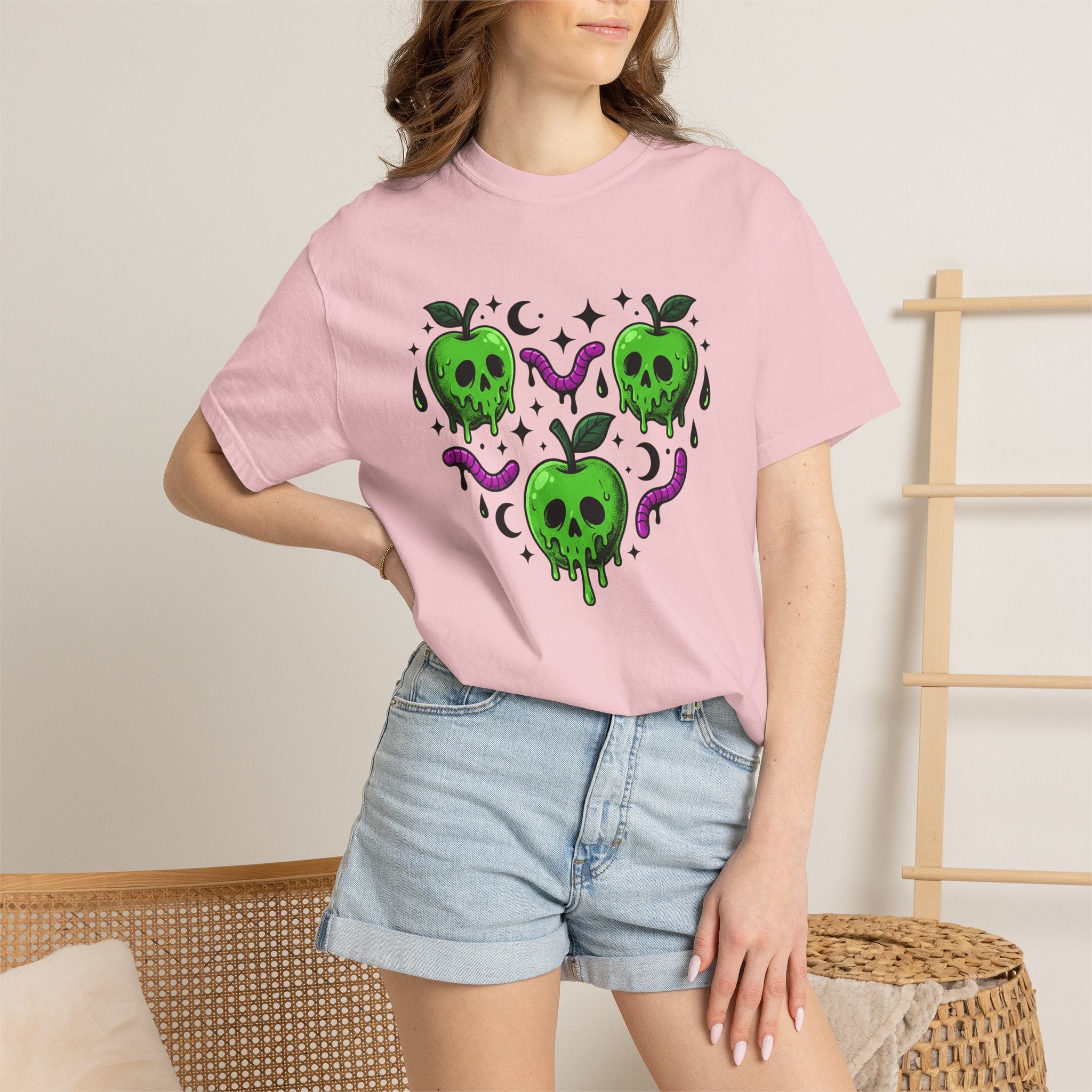 Toxic Apple Shirt Halloween Emo Gift Women Horror Tee Poisoned Apple T-Shirt Spooky Fan Macabre Tshirt Goth Graphic Line Art Grub Tshirt